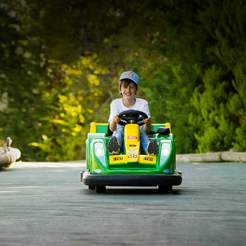 Niño conduciendo uno de los karts de la atracción Fórmula Viva.