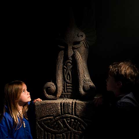 Deux enfants regardant l'une des statues de l'attraction La légende de Roncevaux.