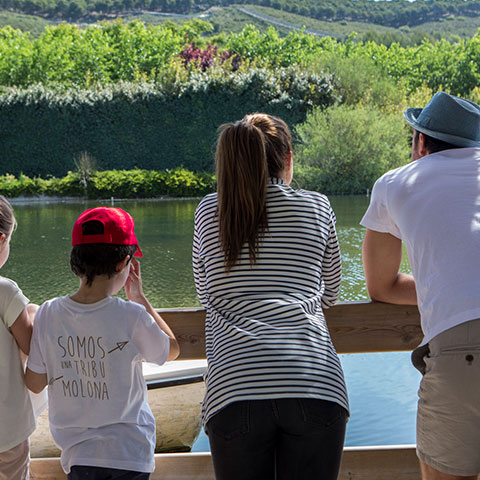 Familia observando las barcas del lago.