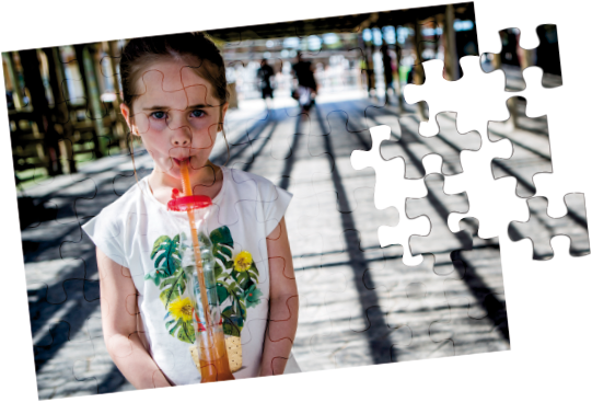 PNG de un Puzle de Sendaviva con la imagen de una niña tomando un batido.
