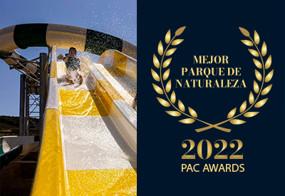 Image du prix du meilleur parc naturel 2022, avec une photo de l'un des toboggans aquatiques du parc.