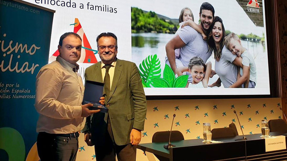 Gerente de Sendaviva recibiendo el sello de Turismo Familiar.