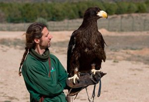 Cuidador de Sendaviva, con un águila en el brazo.